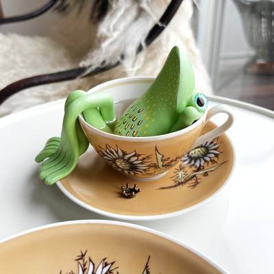 Der Teacup-Frosch ist keine Qualzucht, Frosch Skulptur, Frosch in Teetasse, Froschkönig, Froschplastik, Polymer Clay