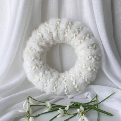 Handgestrickter Wollkranz weiß-creme – 3-in-1 Türkranz, Wandkranz & Tischdeko aus Teddywolle & recyceltem Textilgarn