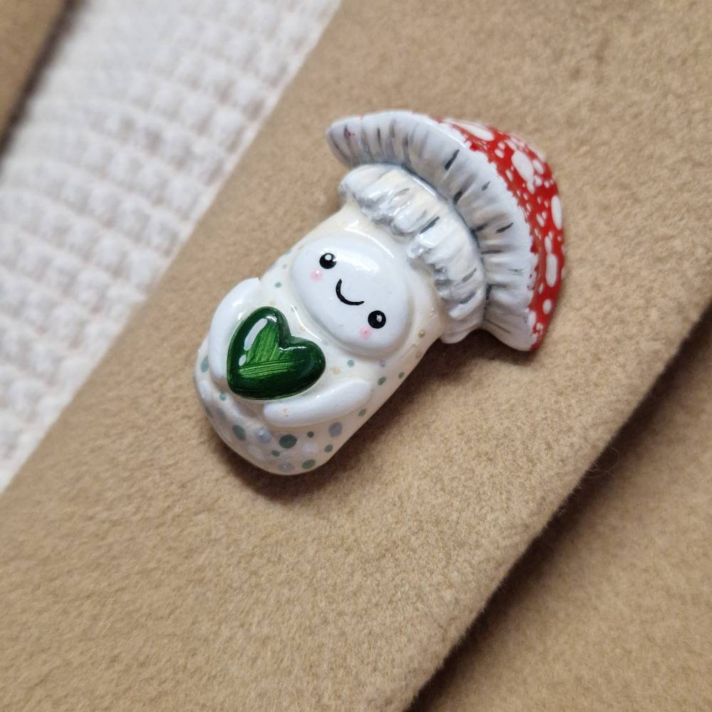 Glückspilz Brosche – Süßer Waldgeist, handgemachtes Geschenk für Naturliebhaber Bild 1