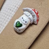 Glückspilz Brosche – Süßer Waldgeist, handgemachtes Geschenk für Naturliebhaber