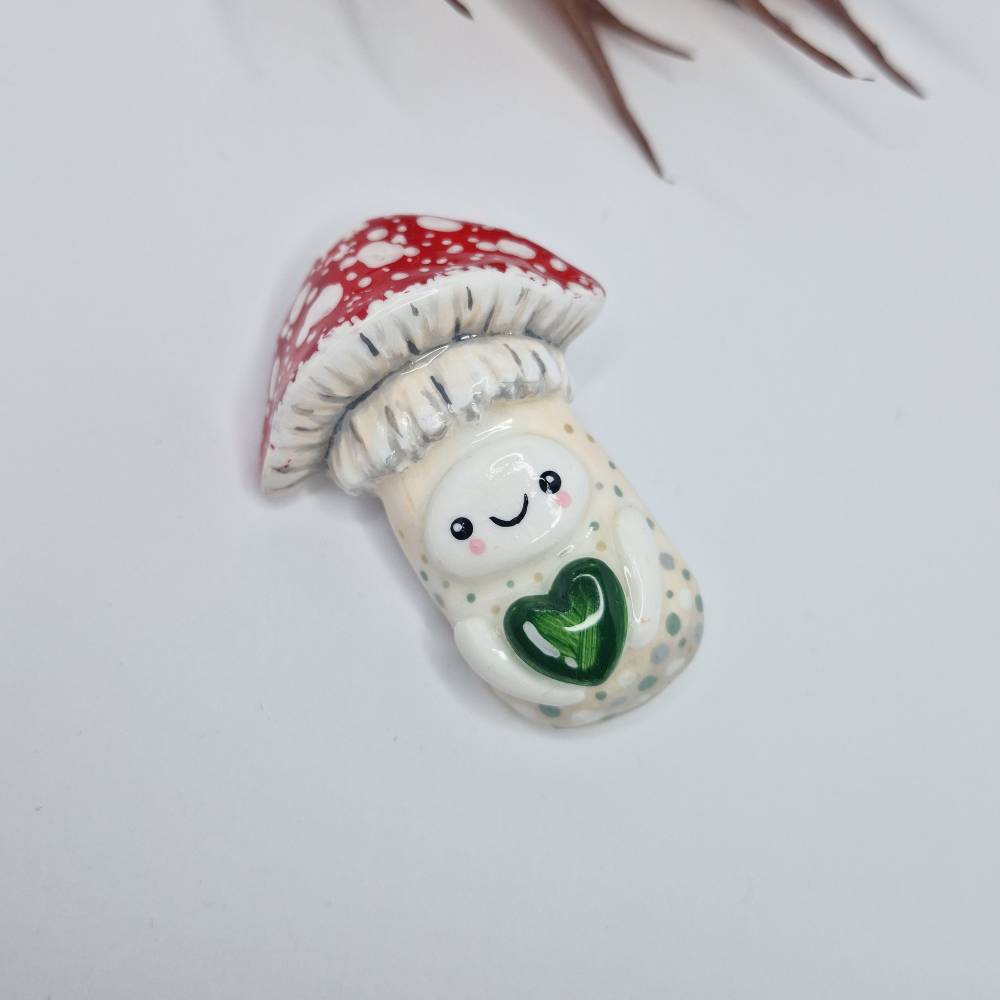 Glückspilz Brosche – Süßer Waldgeist, handgemachtes Geschenk für Naturliebhaber Bild 3
