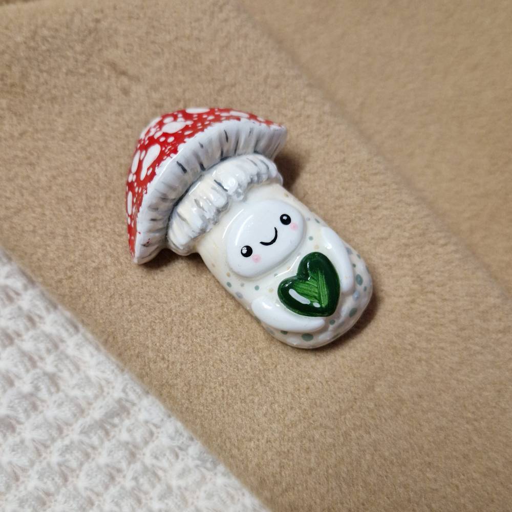 Glückspilz Brosche – Süßer Waldgeist, handgemachtes Geschenk für Naturliebhaber Bild 4