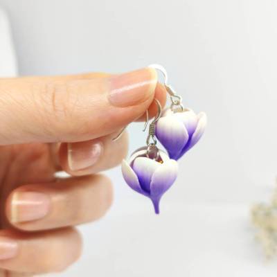 Krokus Ohrringe aus Polymer Clay mit Sterlingsilber, kleine lila Frühlingsblumen