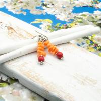 Lässige Glas Ohrhänger in Orange, Koralle Ohrringe, handgemachter Unikatschmuck, Geschenkidee Ostern