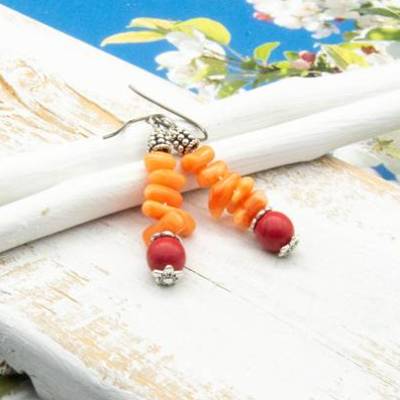 Lässige Glas Ohrhänger in Orange, Koralle Ohrringe, handgemachter Unikatschmuck, Geschenkidee Ostern