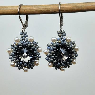 Handgefertigte runde Ohrringe aus grauen Rivolisteinen – elegante Schmuckstücke