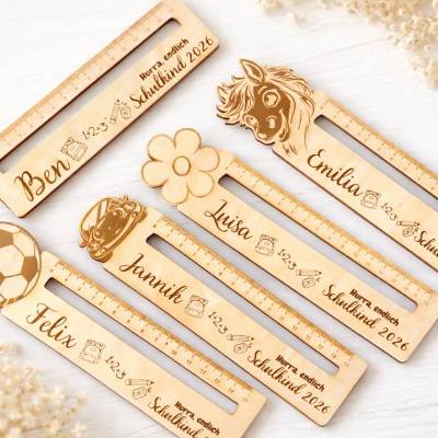 Personalisiertes Holz-Lineal mit Namen – Einschulung 2026 – 15 cm – Lesehilfe – Motiv Ball, Pferd, Blume, Auto oder Klassisch