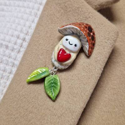 Einzigartige Waldpilz-Brosche handgefertigt – Glänzender Naturgeist aus Polymer Clay und UV-Harz