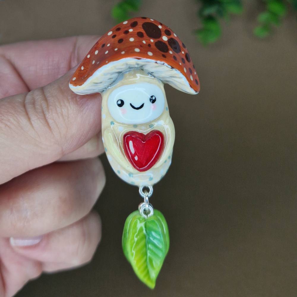 Einzigartige Waldpilz-Brosche handgefertigt – Glänzender Naturgeist aus Polymer Clay und UV-Harz Bild 4