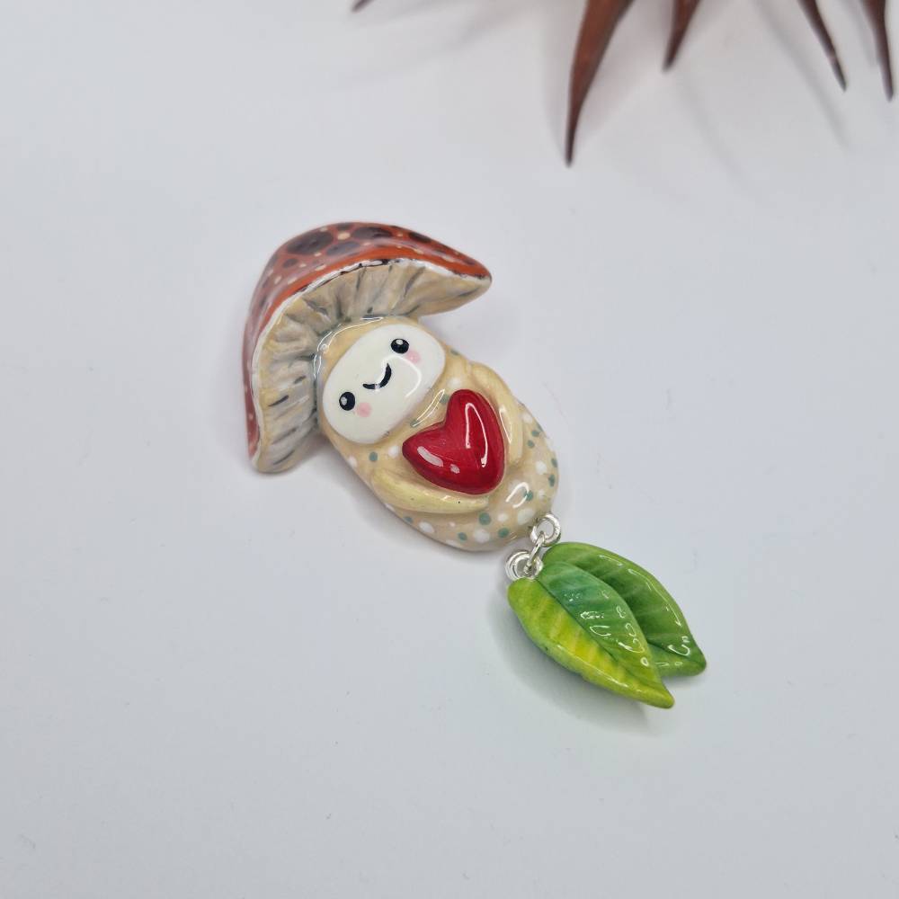 Einzigartige Waldpilz-Brosche handgefertigt – Glänzender Naturgeist aus Polymer Clay und UV-Harz Bild 5