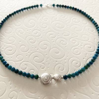 Chrysokoll Kette mit silbernen Schnecken, 40 cm lang, Edelsteinkette mit Sterling Silber, Geschenk Frau, Handarbeit