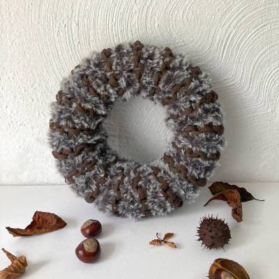 Teddy Wollkranz Mocca & White – Handgestrickter Deko-Kranz aus Teddywolle & Upcycling-Textilgarn I Unikat