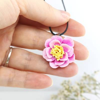 Pfingstrosen-Anhänger Halskette aus Polymer Clay, rosa Blumen-Anhänger