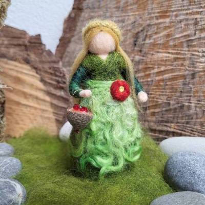 Beeren-Sammlerin mit Korb im Moos - Mooslinge