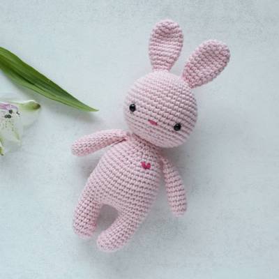 Handgemachter gehäkelter Hase Mini rosa – Kuscheltier aus Baumwolle – Osterhase