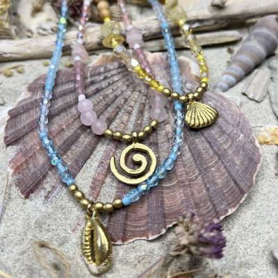 „Beach Beauty“ - Maritime Halsketten mit Messing-Anhängern, Perlen und Edelsteinen
