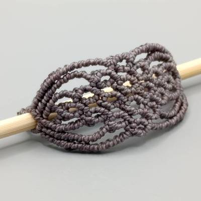 zierliche Makramee Haarspange in mauve mit einem naturbelassenen Holzpin
