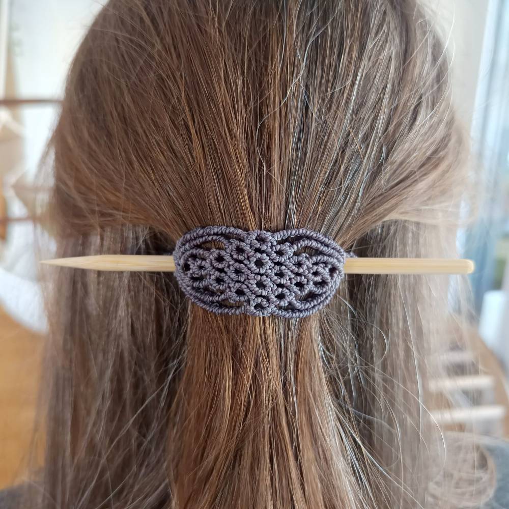 zierliche Makramee Haarspange in mauve mit einem naturbelassenen Holzpin Bild 2
