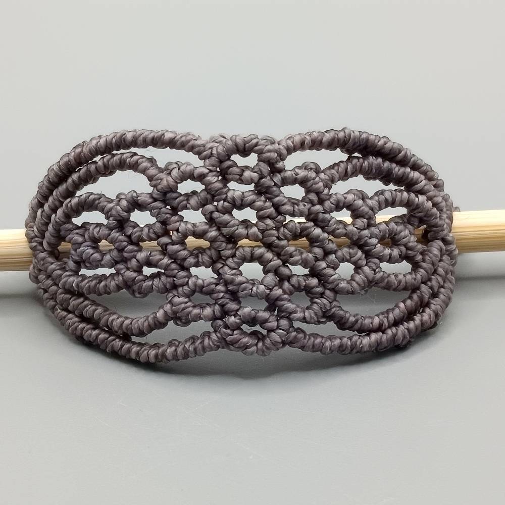 zierliche Makramee Haarspange in mauve mit einem naturbelassenen Holzpin Bild 3