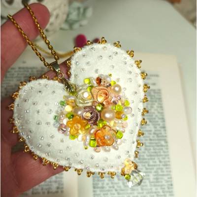 Herz mit lachsrosa Rosen als Anhänger Brosche handbestickt – Brautschmuck im Boho Ibiza Stil, Unikatschmuck