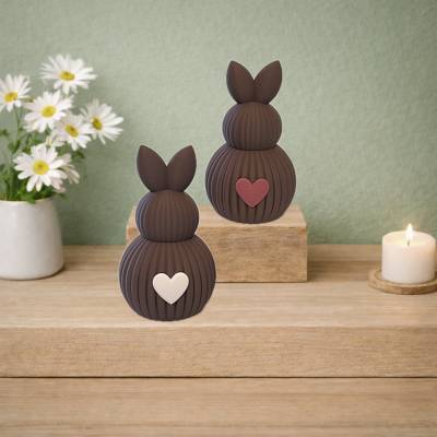Osterhase mit Herz aus dem 3D-Druck. Moderne Osterdeko. Geriffelte Oberfläche mit feinem Herzdetail
