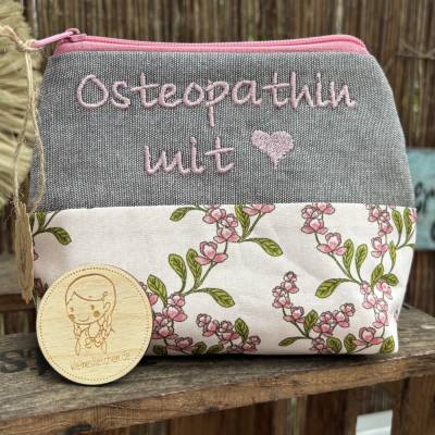 Schminktasche Osteopathin mit Herz – handgemachte Kosmetiktasche als Geschenk, rosa geblümt, 18x15x6 cm