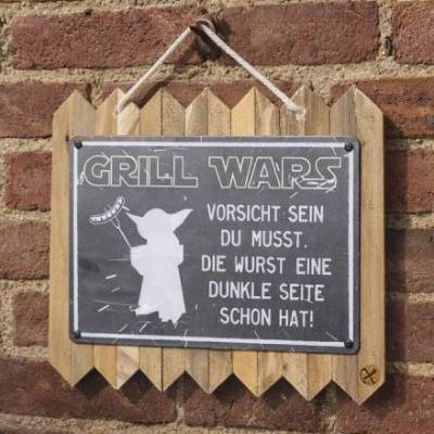 Lustiges Blechschild auf Altholz – „Grill Wars – vorsichtig du sein musst 35 x 25 cm