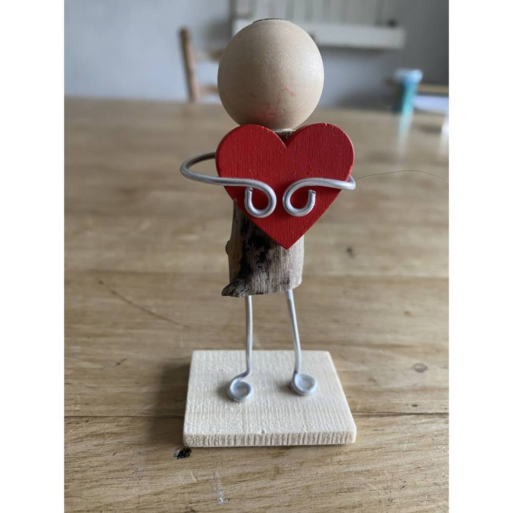 Figur mit Herz, Geschenk für liebe Freunde, kleines Mitbringsel, Holzfiguren Bild 1