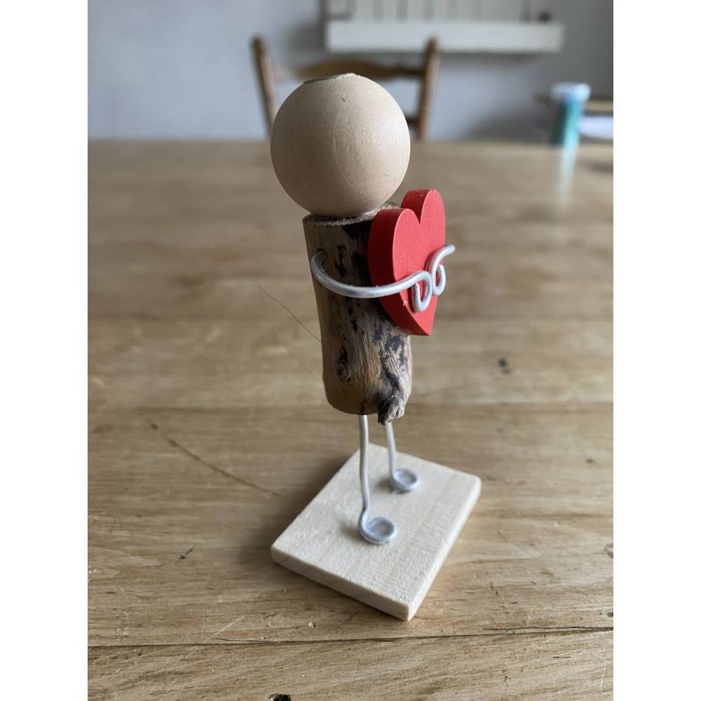 Figur mit Herz, Geschenk für liebe Freunde, kleines Mitbringsel, Holzfiguren Bild 2