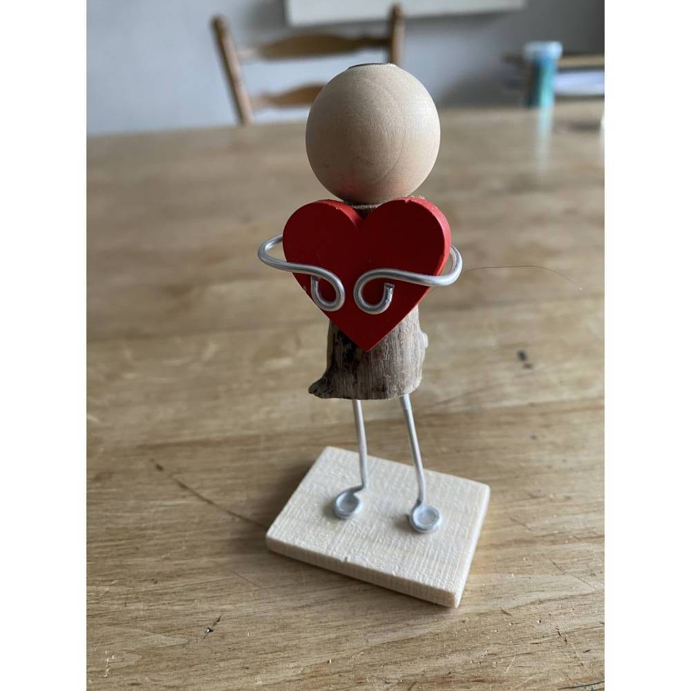 Figur mit Herz, Geschenk für liebe Freunde, kleines Mitbringsel, Holzfiguren Bild 6