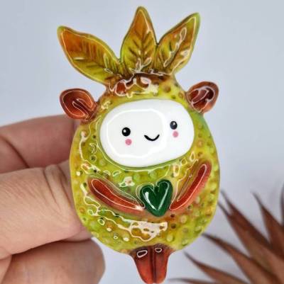 Handgefertigte Naturgeist-Brosche aus Polymer Clay & UV-Harz – Unikat, Geschenkidee aus Mannheim