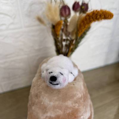 Süßer Mini Filz Eisbär | Handgefilzt | Handgemachte Filz Figur | kleiner Glücksbringer aus Wolle | Waldorf