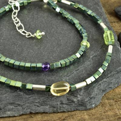 Hämatitkette mit Würfeln, grün, mit Citrin, Turmalin, Granat, Amethyst, Peridot und 925er Silber, zarte Halskette