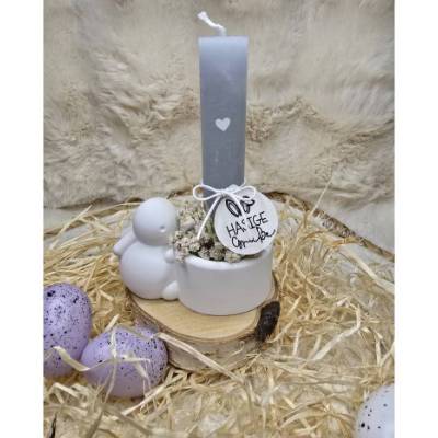 Handgefertigter Oster-Kerzenhalter aus Raysin – Hase, Moos & Trockenblumen als Frühlingsdeko