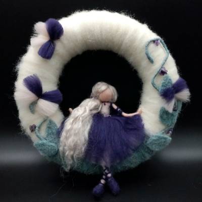 Schmetterlingselfe AURORA - Filzkranz Türkranz Wandkranz Filzfee Kinderzimmer Deko Amethyst Dekokranz