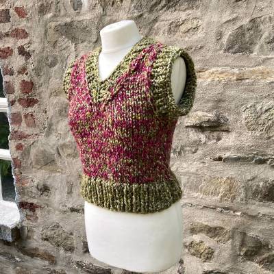 Handgestrickter Retro Pullunder „Brombeer-Garten“ – Einzigartige Strickweste Damen S/M | Unikat in Brombeer-Grün