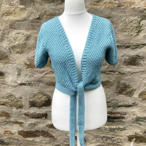 Handgestrickte Wickeljacke Blau – Unikat aus Merino-Baumwoll-Mix, Größe 34-38