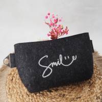 Filz-Gürteltasche aus 100 % Wolle – handgefertigt in Bayern, flexibel tragbar, mit „Smile“-Print