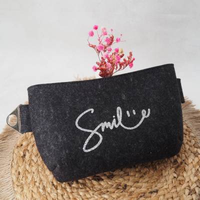 Filz-Gürteltasche aus 100 % Wolle – handgefertigt in Bayern, flexibel tragbar, mit „Smile“-Print