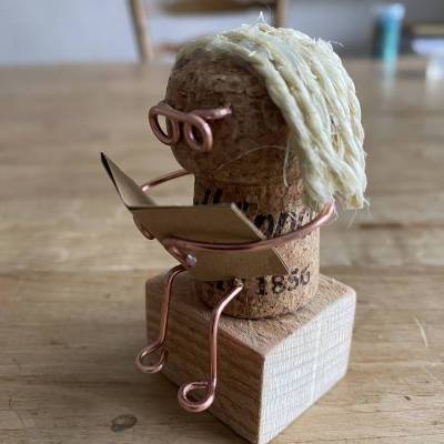 Kantensitzer, Geschenkidee Lesefrau, Figur aus Sektkorken, Mitbringsel, Geburtstagsgeschenk, klein