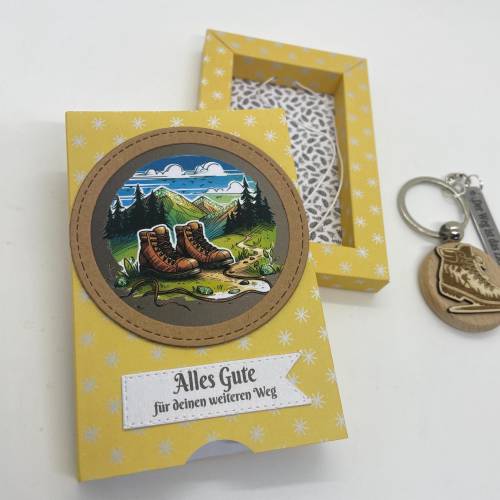 Schlüsselanhänger aus Holz „Wandern“ – Geschenk für Wanderer & Naturfreunde | Holz