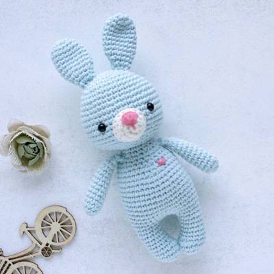 Häkelhase Mini in Hellblau – handgemachtes Kuscheltier mit Herz - Geschenk zu Geburt oder Ostern