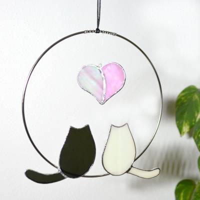 Sonnenfänger - Fensterschmuck mit verliebten Katzen und Herz aus Buntglas