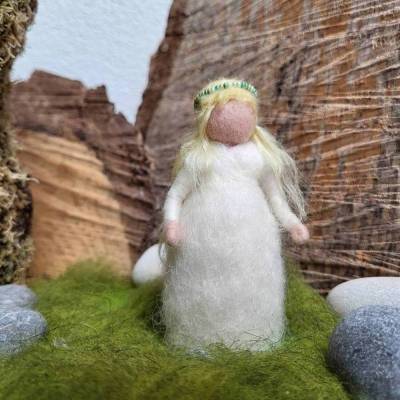 Engel aus Schafwolle - Perlenkränzchen