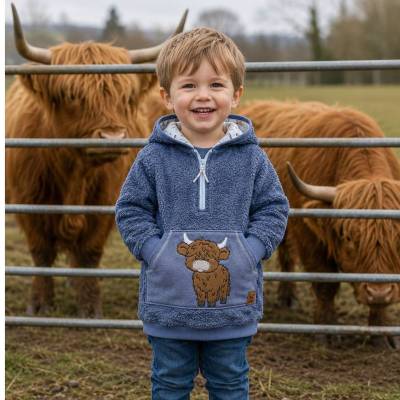 Troyer aus Baumwoll Teddy Pullover mit Hochlandrind Stickerei in Gr. 110