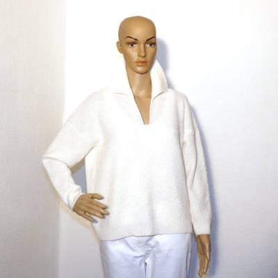 Handgestrickter Damen-Pullover in Weiß mit Polokragen – Modern & Sportlich