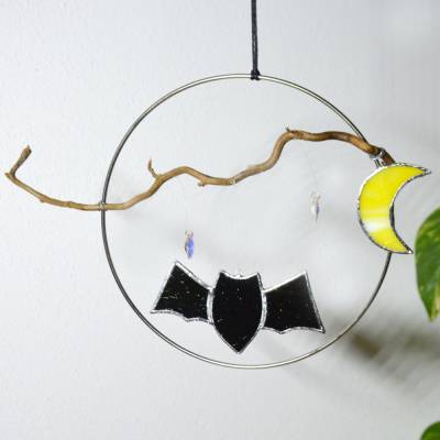Sonnenfänger - Fensterschmuck mit Fledermaus und Mond aus Buntglas mit Ast