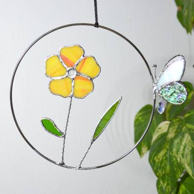 Sonnenfänger - Fensterschmuck mit gelber Blume und Schmetterling aus Buntglas