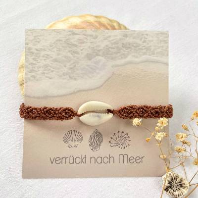 Makramee Armband mit echter Muschel – maritimes Surferarmband, größenverstellbar, Boho Schmuck in Braun – Unikat
