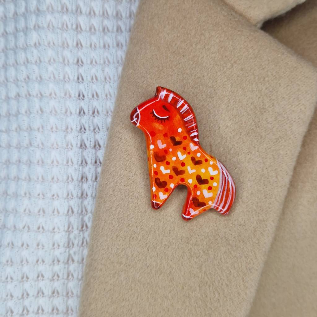Handgefertigte Brosche- Pin: Rotes Pferdchen mit Herzchen –  Unikat Bild 1